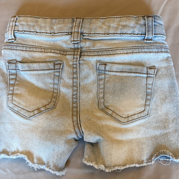 Cat & Jack size 4-5 and 5T bundle. Good condition. Shirt is 5T, shorts are 4-5. - Picture 5 of 11